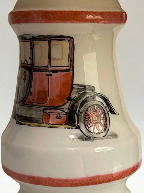 Image 1 of Lampe en porcelaine de Limoges peinte à la main – Décor automobile ancien – Abat-jour à franges