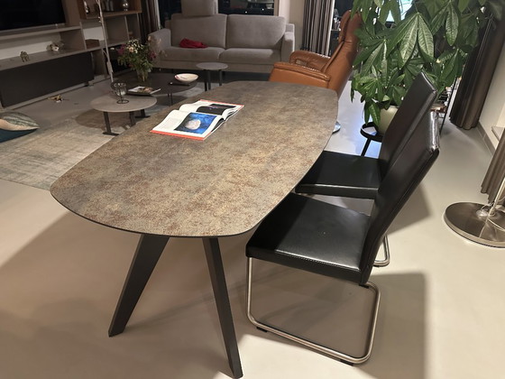 Image 1 of Mesa de comedor con tablero de cerámica