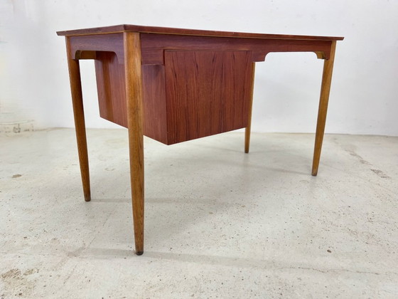 Image 1 of Dänischer Petite Teak-Schreibtisch, 1950er Jahre.