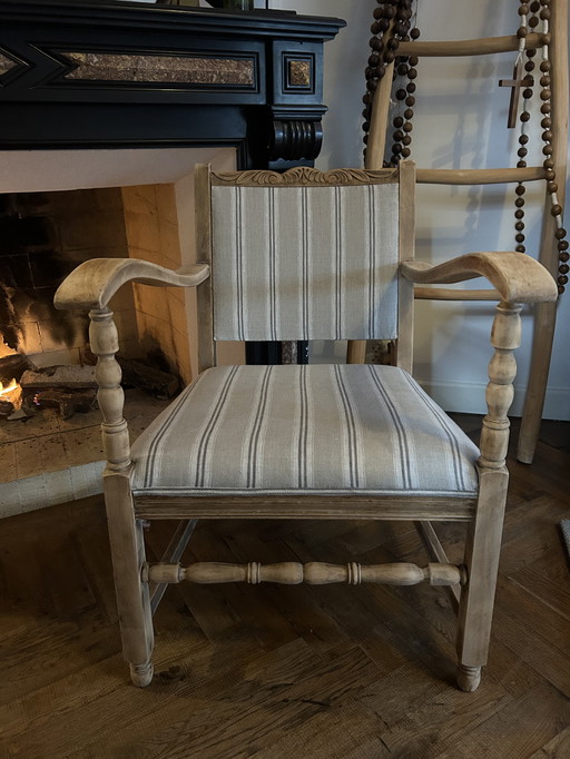 Silla antigua de roble con tallas y tapizada con lino francés