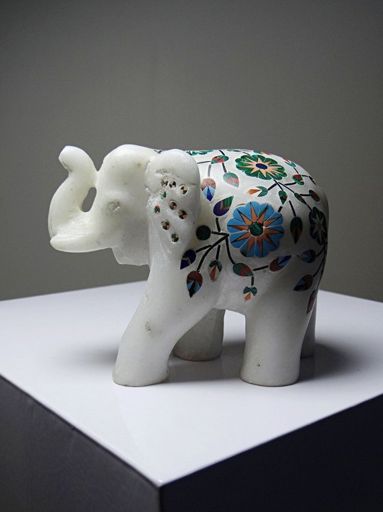 Image 1 of Elefante indiano decorativo in alabastro intarsiato con pietre, artigianato vintage