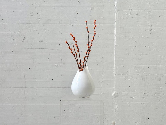 Image 1 of Jarrón de cristal opalino de mediados de siglo, con forma orgánica de lágrima.