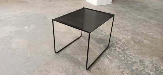 Image 1 of Table d'appoint postmoderne en métal perforé