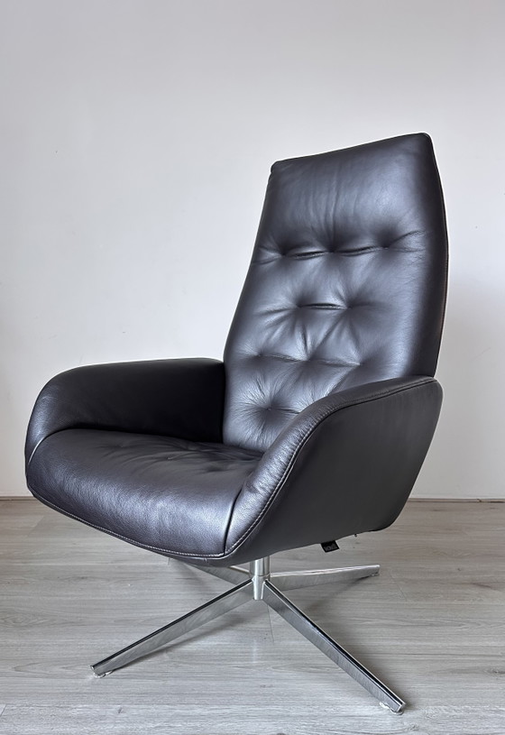 Image 1 of Sillón de diseño Montel con otomana.