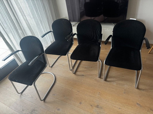 4 sillas de comedor Gispen 413RL, tapizadas en tela acanalada negra