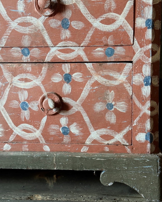 Image 1 of Cassettiera antica a fiori patina antica