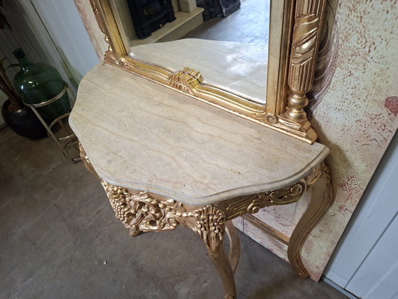 Image 1 of Klassischer, reich verzierter, goldfarbener Halbmond-Wandtisch, Schminktisch mit Marmorplatte und facettiertem Spiegelständer