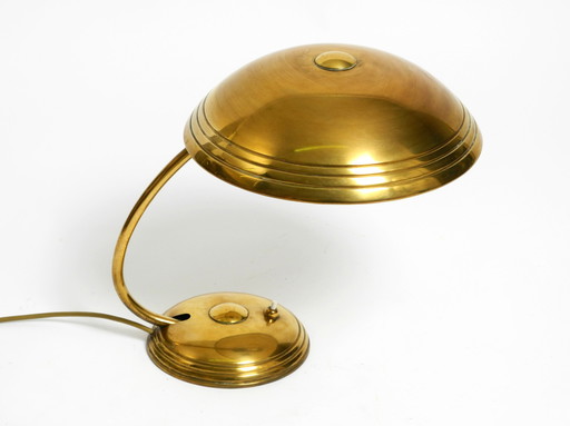 Wunderschöne Mid Century Modern Tischlampe von Helo aus glänzendem Messing