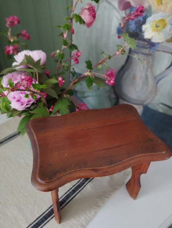 Taburete antiguo de madera con etiqueta "Le Printemps" – Au Printemps, Reposapiés y pufs, Wood (photo 3 of 9)