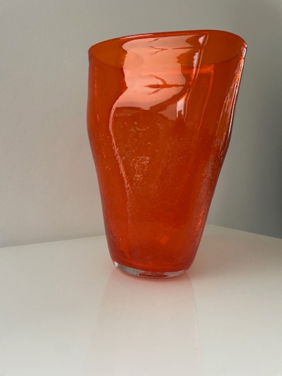 Image 1 of Jarrón soplado a mano en vidrio naranja intenso.