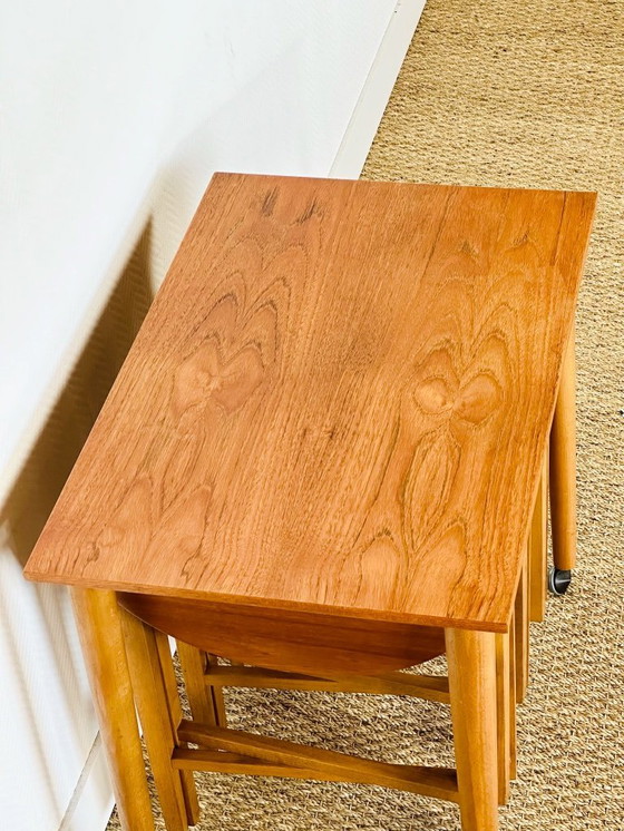 Image 1 of Set van 5 vintage Scandinavische bijzettafels van teakhout, uit 1960.