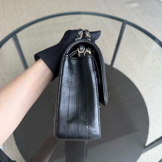 Image 1 of Borsa Chanel Classic Flap Medium - 25 cm in pelle di agnello con motivo chevron, nera, con finiture dorate, serie 23
