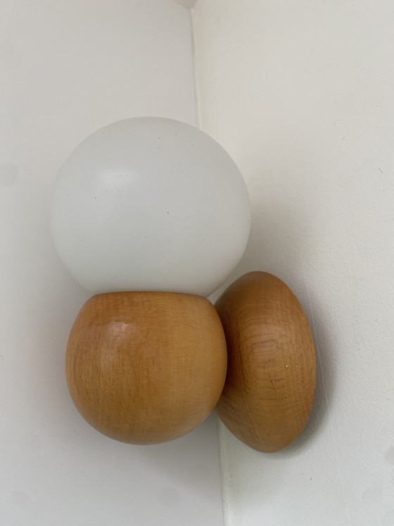 Image 1 of Vintage Scandinavische bollamp – hout & opaline glas – Mid Century stijl