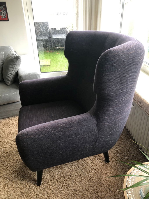 Poltrona bergère color antracite con schienale trapuntato