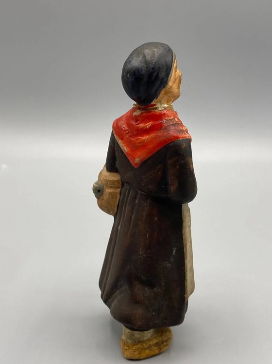 Vintage polychrome terracotta statuette depicting a peasant woman, French work, circa 1940 (photo 3 of 5)