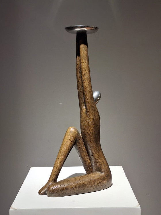 Image 1 of Mujer sosteniendo la luz