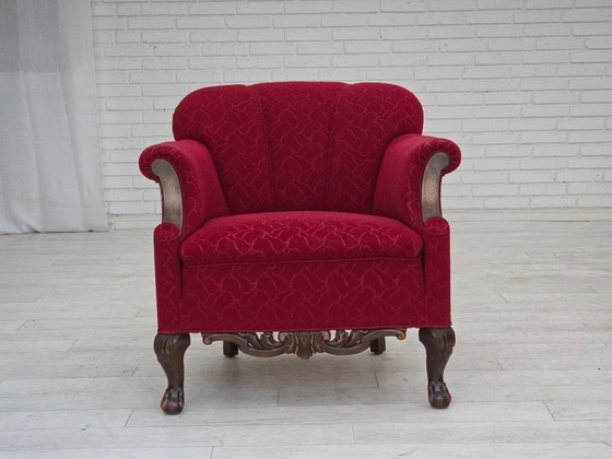 Image 1 of Deense fauteuil uit de jaren 50, bekleed met rode en lichtgrijze meubelwol en gesneden eikenhout.