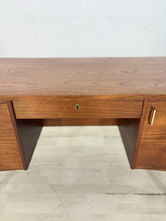 Image 1 of Bureau uit het midden van de vorige eeuw / Deens teakhouten bureau / vintage bureau / bureau uit de jaren 60