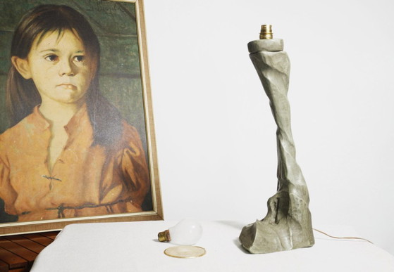 Lampada da Tavolo Brutalista in Legno Intagliato Vintage Scultorea Organica Moderna Globo Opale (foto 4 di 10)