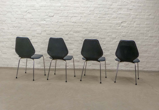 Image 1 of Set van vier minimalistische vintage keukenstoelen, nachtblauw kunstleer met chroomaccenten. België, jaren 60.