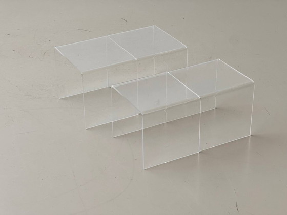 Image 1 of Set di 2 tavolini laterali/impilabili in plexiglass in stile Space Age, anni '70