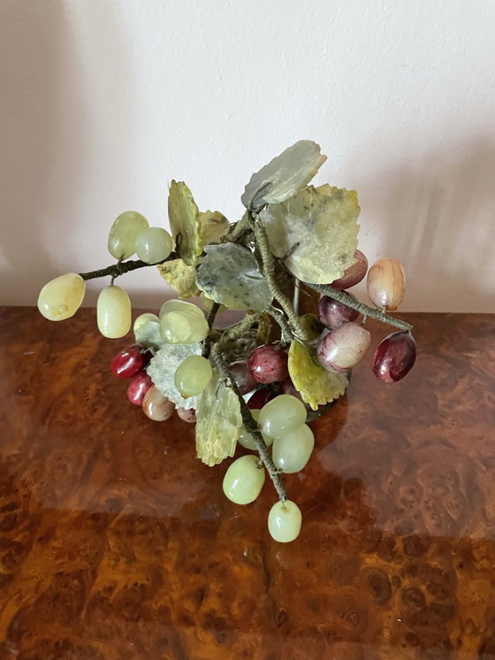 Image 1 of Wijnrank met bladeren en druiven in steen en bewerkte jade, China, midden 20e eeuw