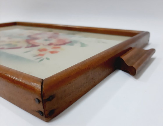 Image 1 of Bandeja de madera antigua para servir con flores pintadas a mano bajo cristal.