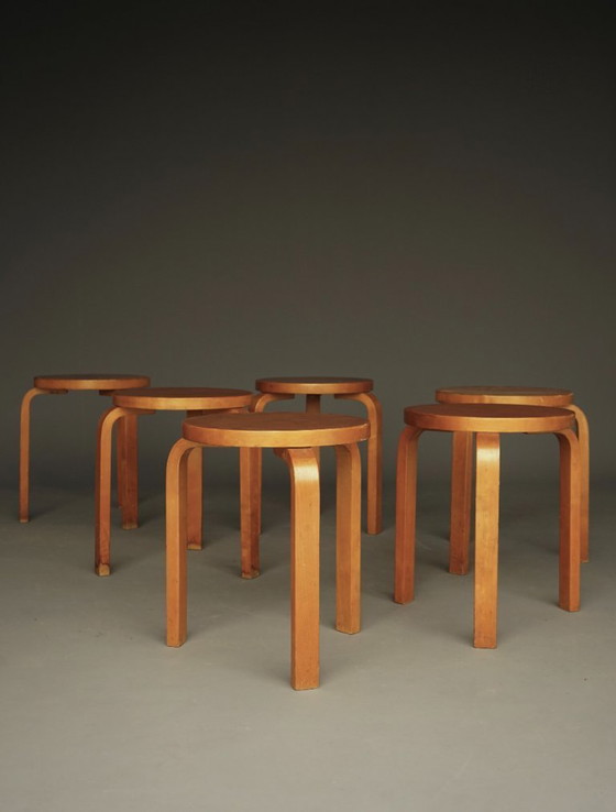Image 1 of Set van 6 krukken model 60 van Alvar Aalto voor Artek Finland, jaren 1940.
