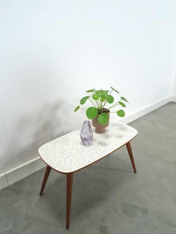 Image 1 of Tavolino laterale largo con piano in formica bianco-grigio, n. 28