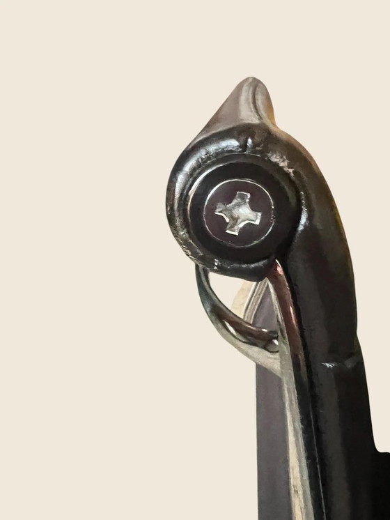 Image 1 of Original Vintage Vitra EA 105 hergestellt 1986. Ray und Charles Eams Drehstuhl mit dunkel braunem Lederbezug und Label