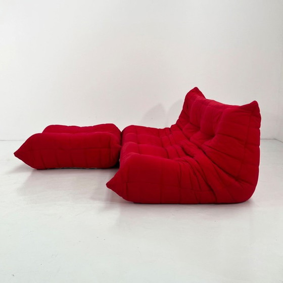 Image 1 of Divano a tre posti Togo rosso con pouf, disegnato da Michel Ducaroy per Ligne Roset, anni '70.