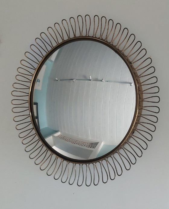 Image 1 of Kleine ronde Zweedse spiegel uit de jaren 1950 met zonnestralenmotief, gemaakt door Josef Frank voor Svenskt Tenn.