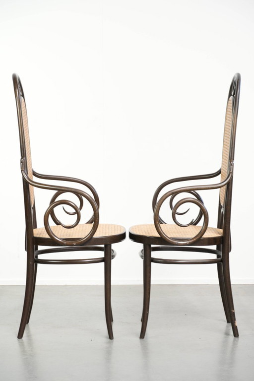 2 chaises vintage originales Thonet, modèle Long John, avec accoudoirs, dossier haut, assise et dossier en sangles.