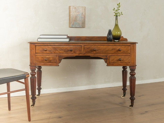 Image 1 of Scrivania in stile vittoriano degli anni '50