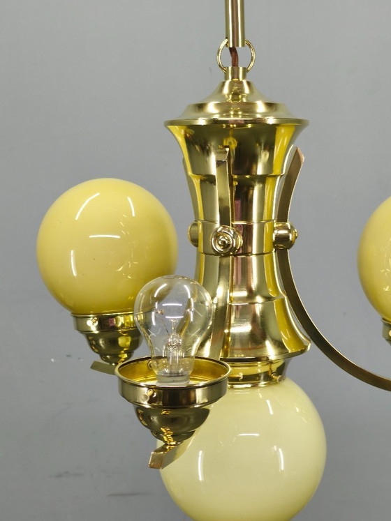 Image 1 of Lámpara de araña Art Déco de latón y cristal opalino, década de 1930.