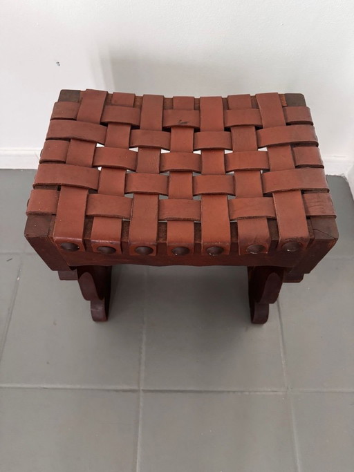 Tabouret espagnol à assise en cuir tressé, piètement à tréteaux et motifs ajourés