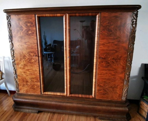 Beautiful Art Deco cabinet in burr veneer in perfect condition