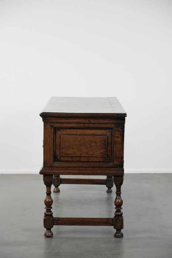 Image 1 of Antiek Engels dressoir uit begin 18e eeuw gemaakt van eikenhout 