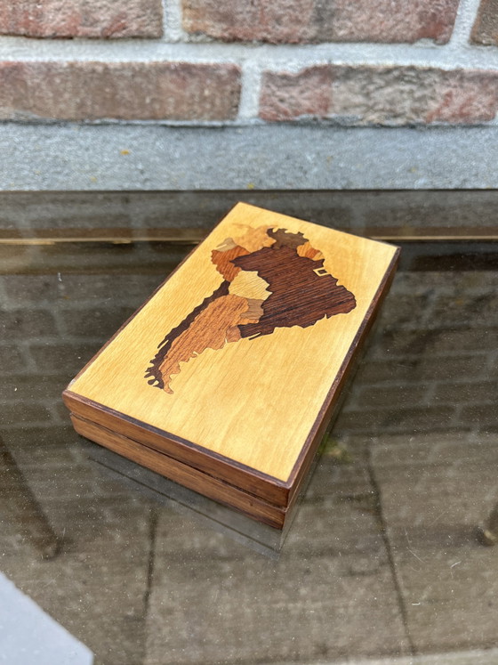 Image 1 of Scatola di legno vintage con intarsio raffigurante una mappa del Sud America