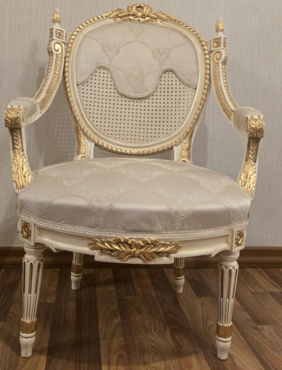 Image 1 of Salonsuite in verguld hout in Lodewijk XVI-stijl: bank, 4 fauteuils en 3 onyxtafels