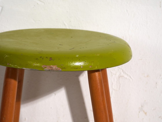 Taburete de madera antiguo con asiento redondo – Europa Central, c. 1950 – Rustic (photo 20 of 40)