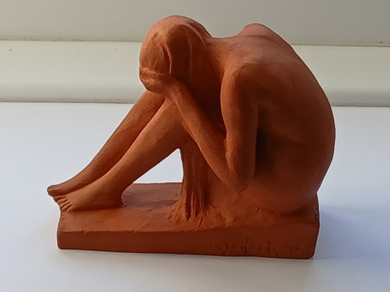 Terrakotta-Skulptur „Weinende Frau“ von Maurice De Korte – M de korte, Dekorative Objekte, Other (photo 3 of 8)