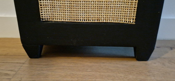 Image 1 of Bijzettafel van geverfd hout met rieten vlechtwerk - geïnspireerd op de Art Deco-stijl.