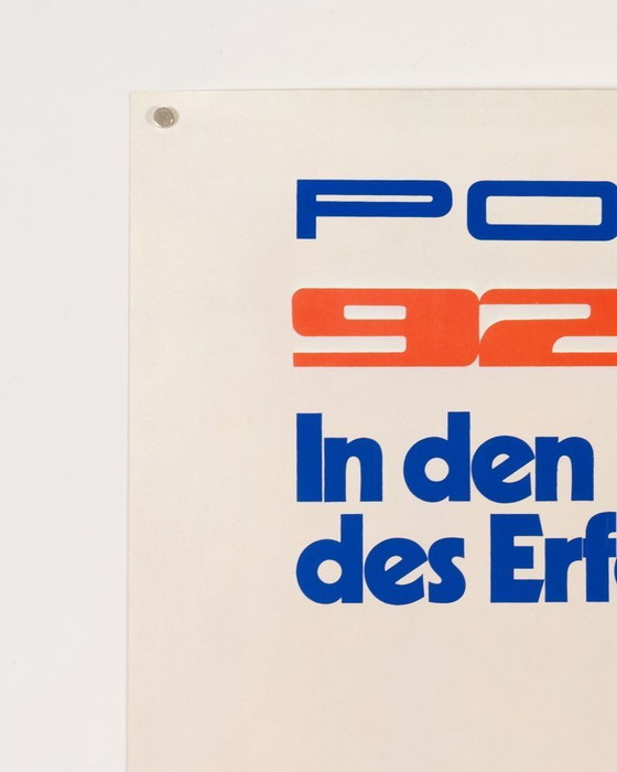 Image 1 of Porsche 924 in den Farben des Erfolgs – Anni '70 – Poster originale Porsche vintage – Vintage – 102x76 cm