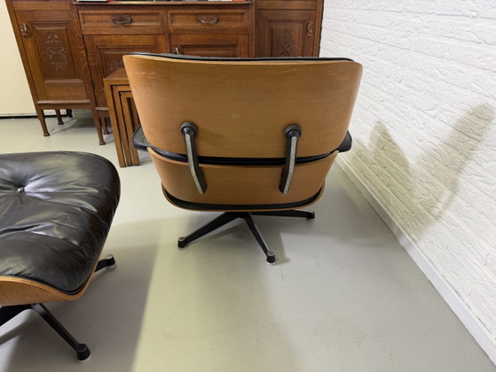 Fauteuil et repose-pieds Herman Miller Eames Contura – Chaises & fauteuils, Leather, Metal, Modern (photo 9 of 11)