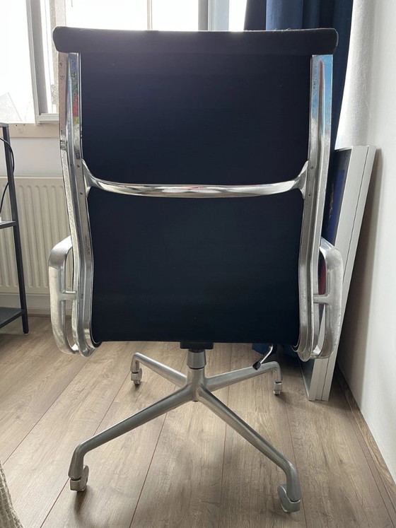 Vitra Eames EA117 - Vintage, not 5, but 4 legs – Swivel chairs, Aluminium (photo 5 of 19)