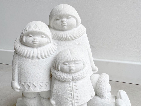 1x Statue einer Inuit-/Eskimo-Familie aus belgischem Sandstein von Marbell auf Marmorsockel – Bildhauerei (photo 4 of 9)