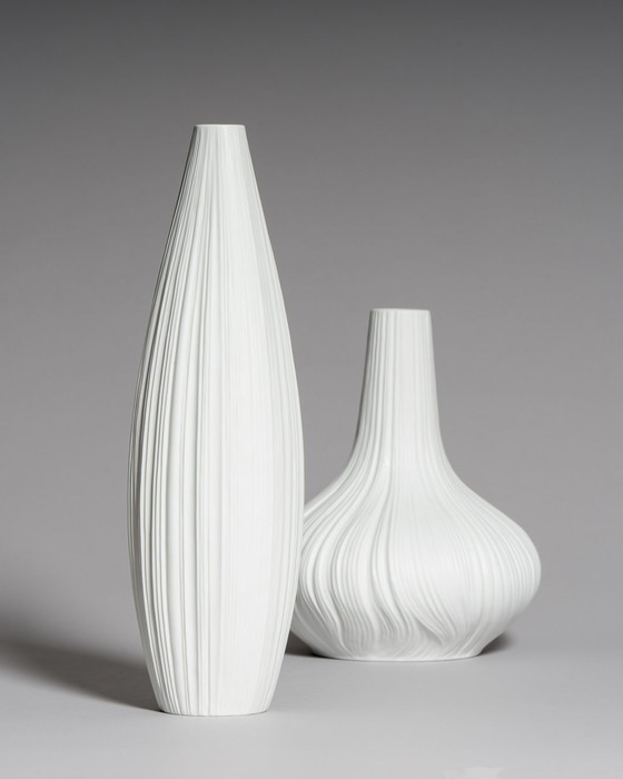 Image 1 of Martin Freyer für Rosenthal Studio-Line: Skulpturale weiße "Plissée"-Porzellanvasen, Deutschland, 1968 - Satz von zwei
