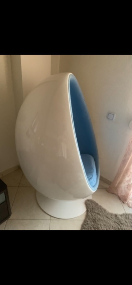 Image 1 of "Egg Chair" / Eistuhl - Πολυθρόνα Σχέδιο Space Age - Λευκό/Γαλάζιο //    Design Egg Chair / Lounge Swivel Chair - White/Light   