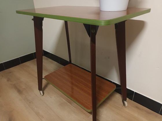 Image 1 of Mesa auxiliar retro con ruedas